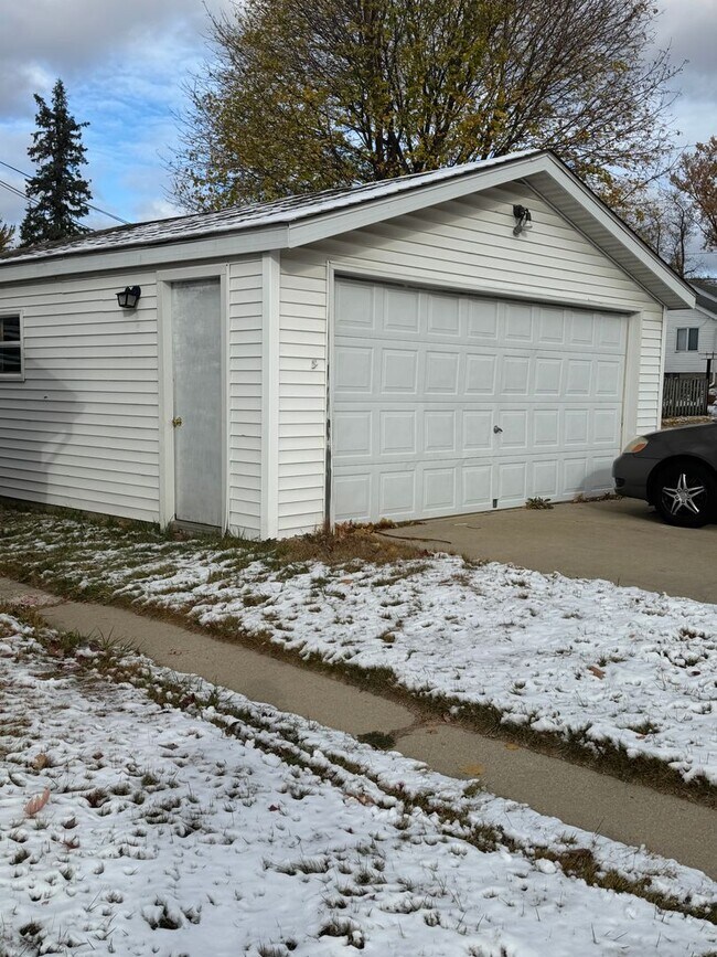 Building Photo - Lovely 2 Bed 1 Bath Duplex