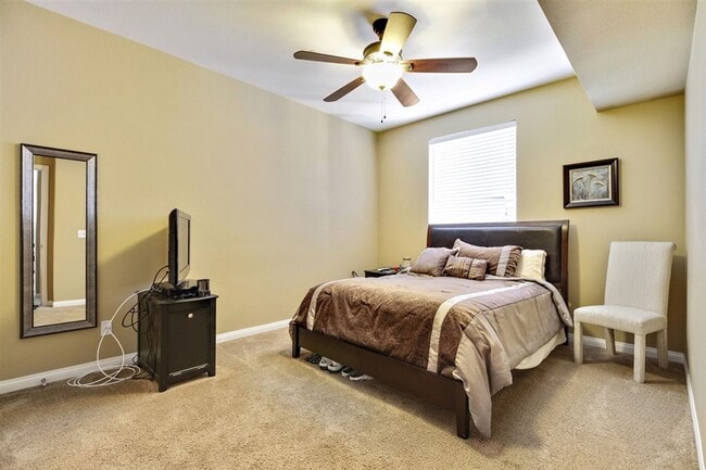 Building Photo - Spacious Top Floor Condo in Resort Style C...