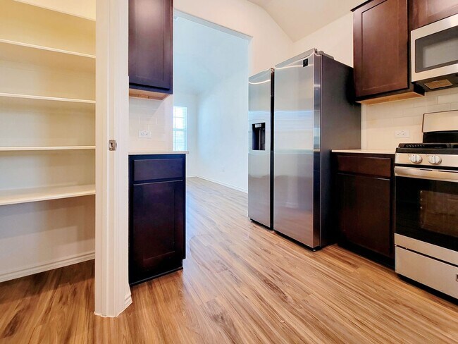 Building Photo - Modern & Spacious 3BR/2BA Home with Covere...