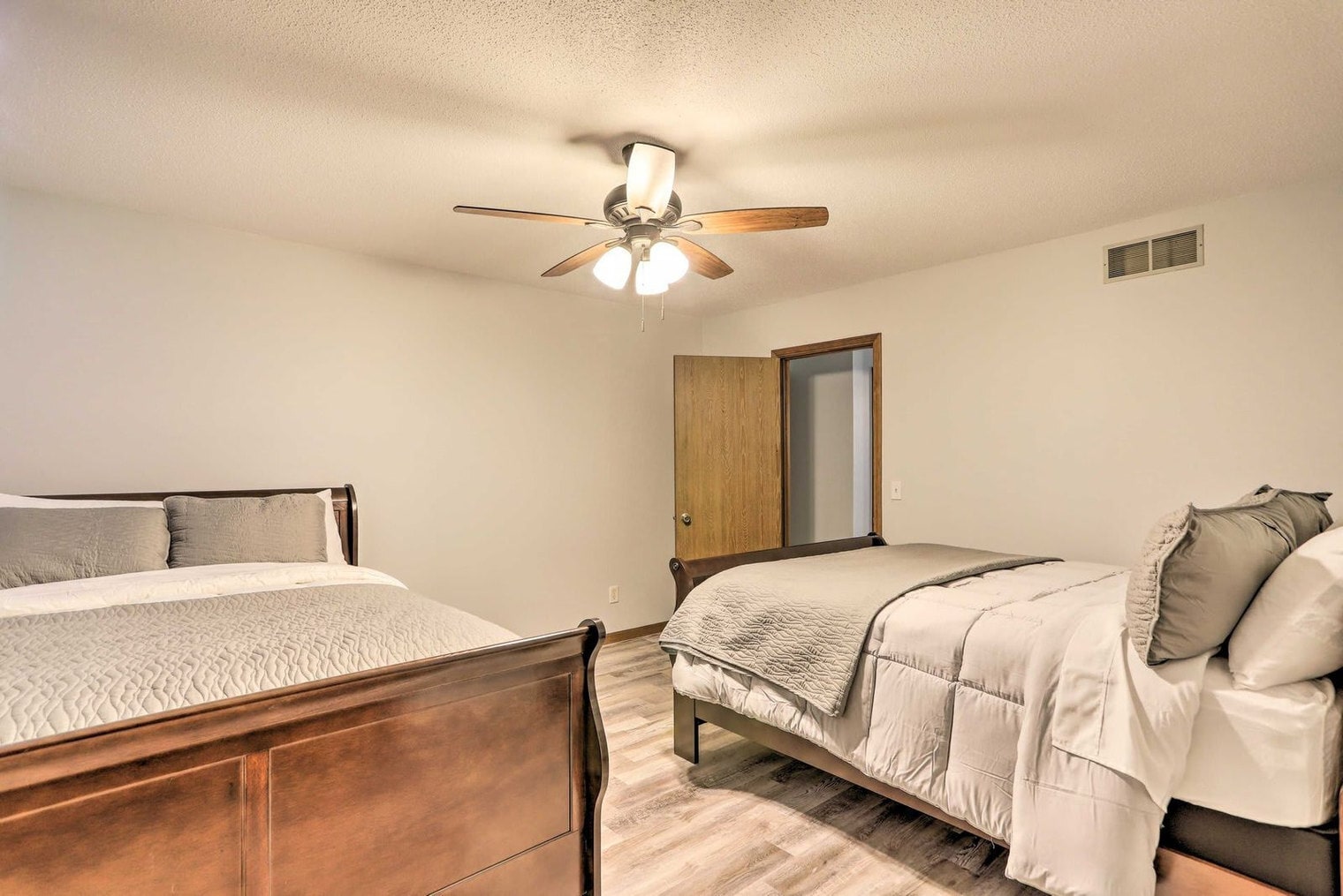 Building Photo - 6834 Woodmeadow Dr