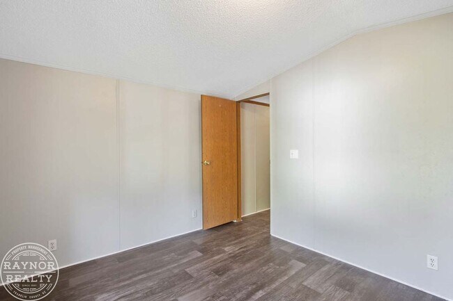 Building Photo - Enjoy the peace and quiet of the country!