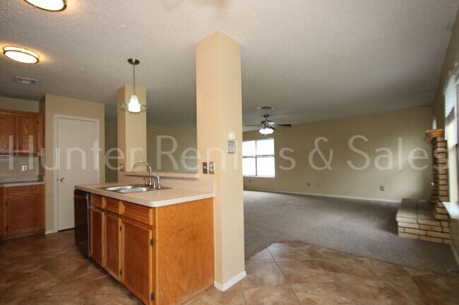 Building Photo - Charming 3-Bedroom Home with New Carpet and Spacious Backyard