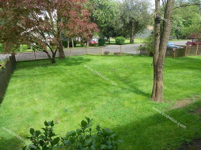 Building Photo - 3 Bedroom Milwaukie Bungalow On Large Corn...