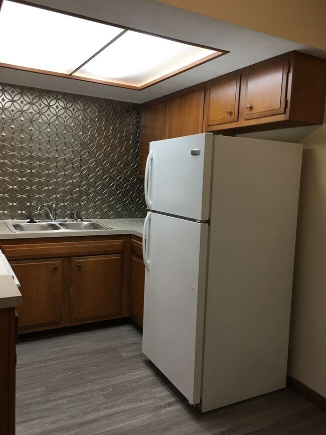 Building Photo - 805 Mitchell Ave