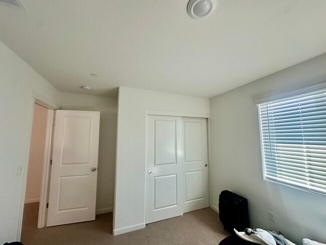 Building Photo - Gorgeous newer home in gated community wit...