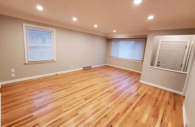 Building Photo - Welcome Home!!!  Oak Park 3 bedroom brick ranch