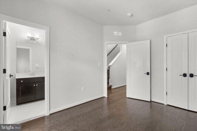 Building Photo - 820 Thompson Cres