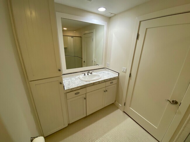 Building Photo - 11611 Montana Avenue, Unit 205