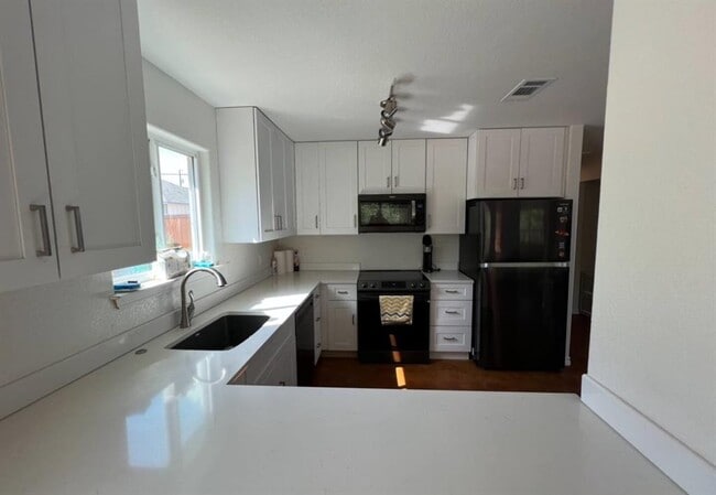 Building Photo - 111 E Hickory Dr