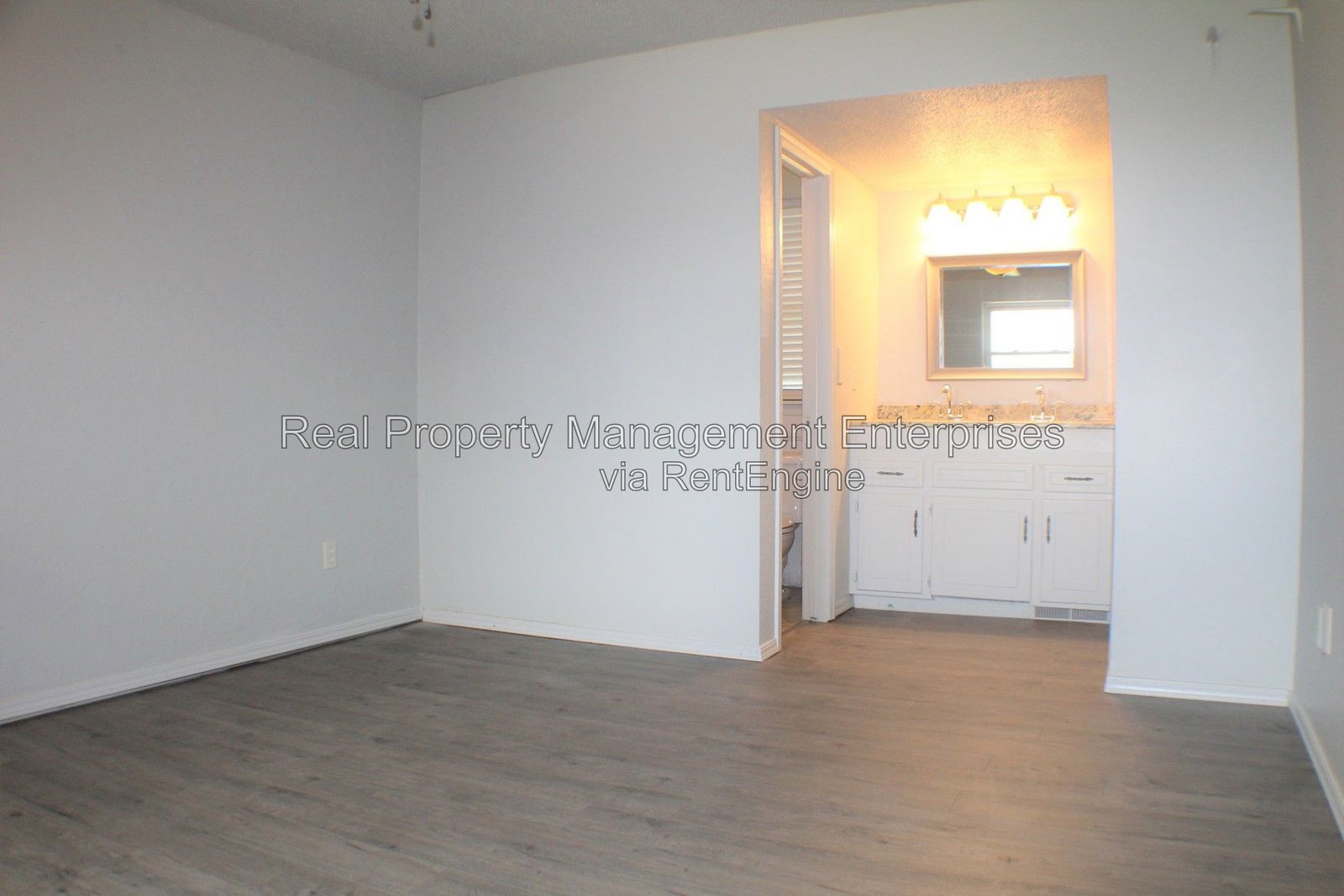 Building Photo - 10904 N Florida Ave