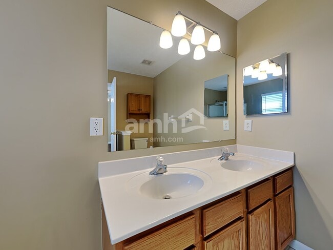Building Photo - 1468 Vanderlyn Ct
