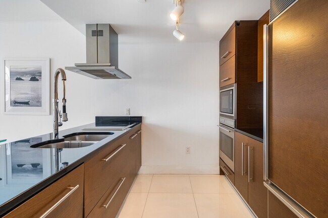 Building Photo - 485 Brickell Ave