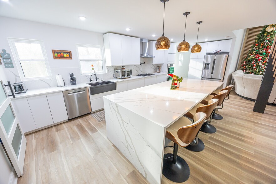 Building Photo - 7980 Royal Ave