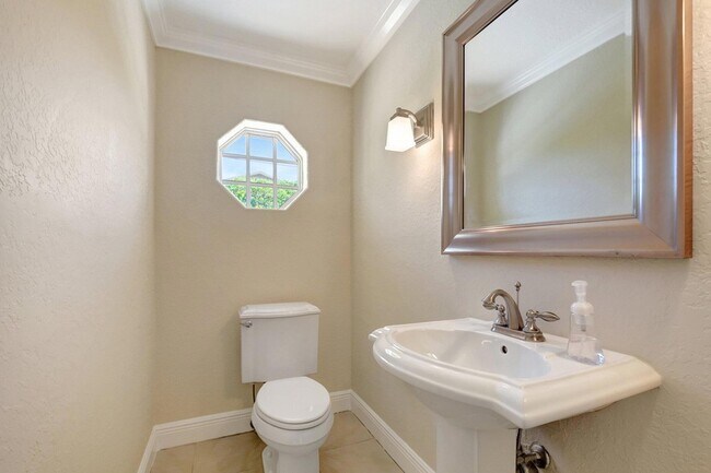 Building Photo - 4610 Pine Tree Dr