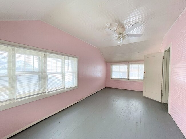 Building Photo - Large 4 bedroom home