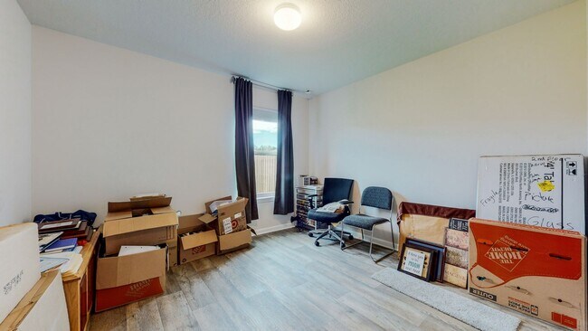 Building Photo - 5 Bedroom / 3 Bathroom Home  in Hammock Bay w/Fenced in Yard