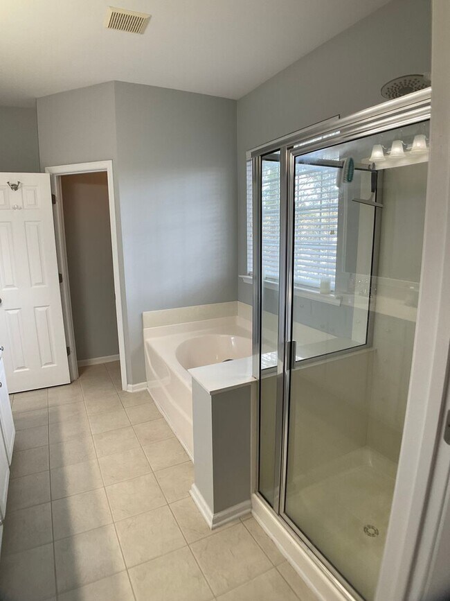 Building Photo - Meticulously maintained 3 bed, fenced yard...