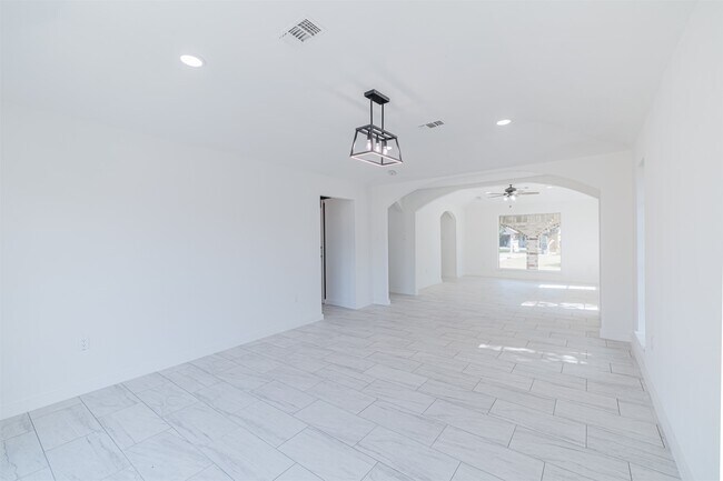 Building Photo - 2122 Maple Cir