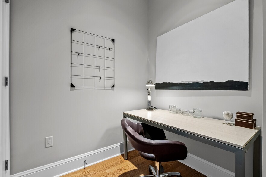 Office nook at entry - 5455 Landmark Plz