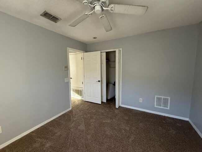 Building Photo - 5 BEDROOM HOUSE WITH PRIVATE POOL AND LAKE...