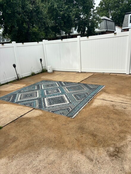 Room y Patio for entertainment - 825 Dumont Pl