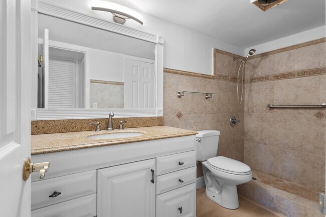 Building Photo - 1965 SE 5th Ct