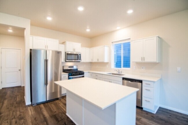 Building Photo - Beautiful newer construction 4 bed, 2.5 ba...