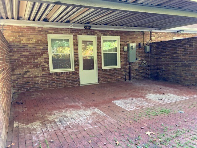 Building Photo - 3 BR 2.5 BA End Unit Townhouse