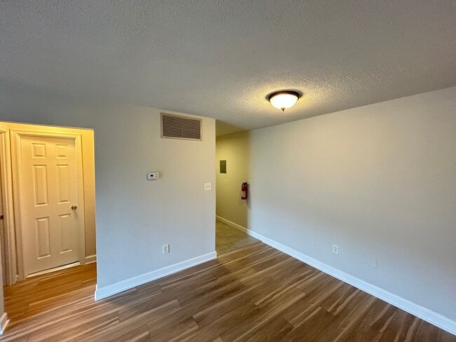 Building Photo - Renovated 1 bdrm, 1 bath Apt