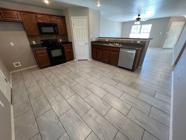 Building Photo - Very nice 4 bed 2 bath home