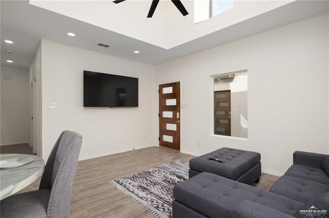 Building Photo - 1605 Karen Dr