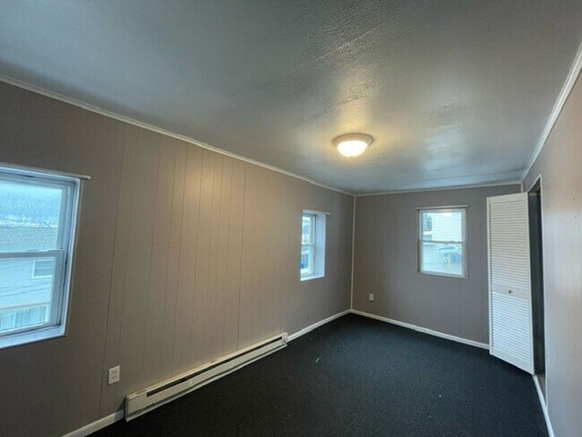 Building Photo - 3 bedroom 1 bathroom