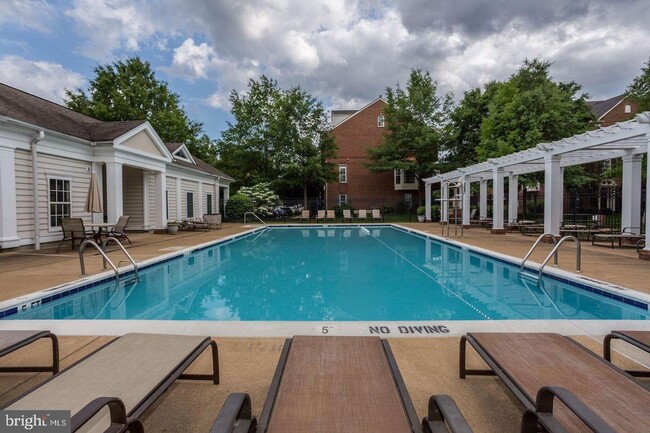 Building Photo - Walk to Old Town Alexandria! Pool, Gym & T...