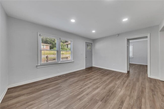 Building Photo - 845 Oak St NW