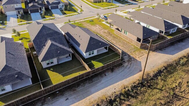 Building Photo - Barely-lived-in single-story 3 bedroom, 2 bath home with 2-car garage located in the Mavera commu...