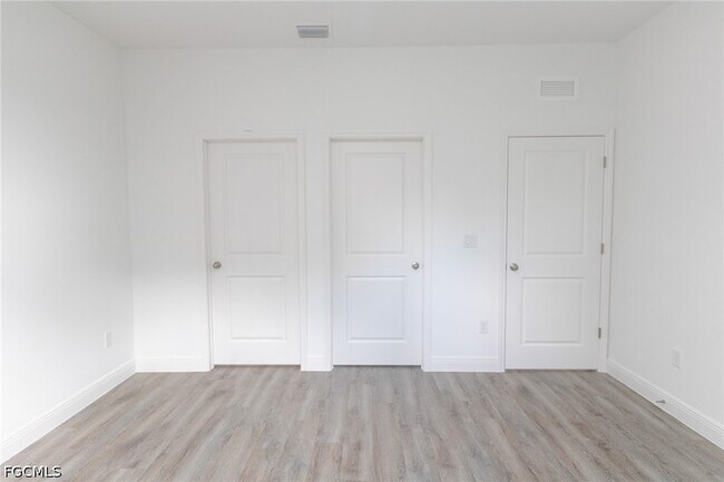 Building Photo - 1123 Deauville St E