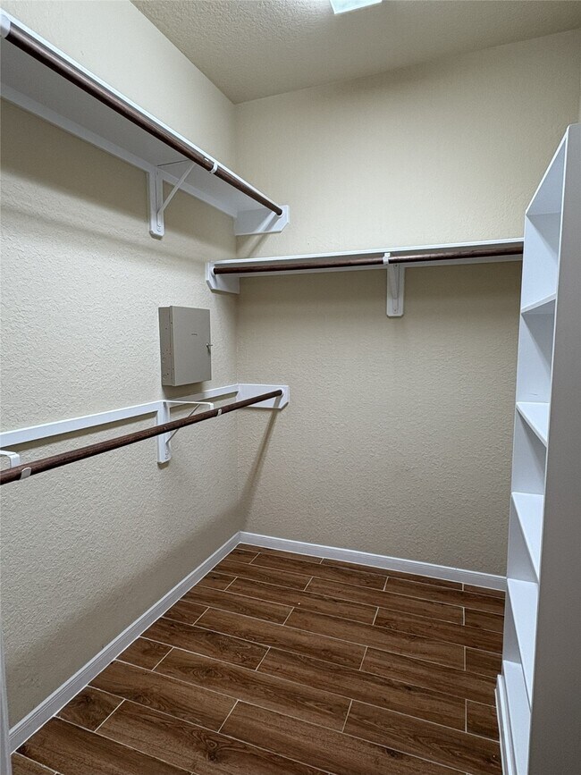 Building Photo - 18412 Sunrise Oaks Ct