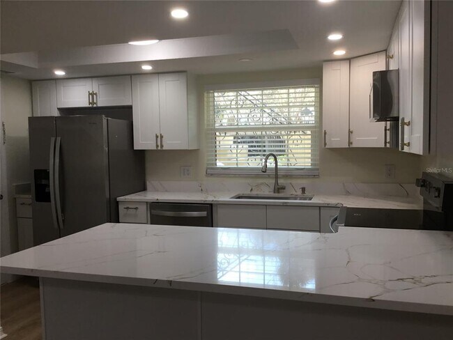 Building Photo - 44 Country Club Dr