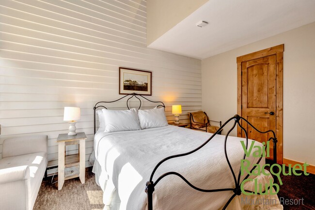 Building Photo - Annual Lease - 3BR, 3BA 3-level Townhome w...