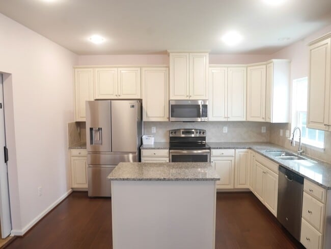 Building Photo - Elegant 4-Bedroom Single-Family Home with ...