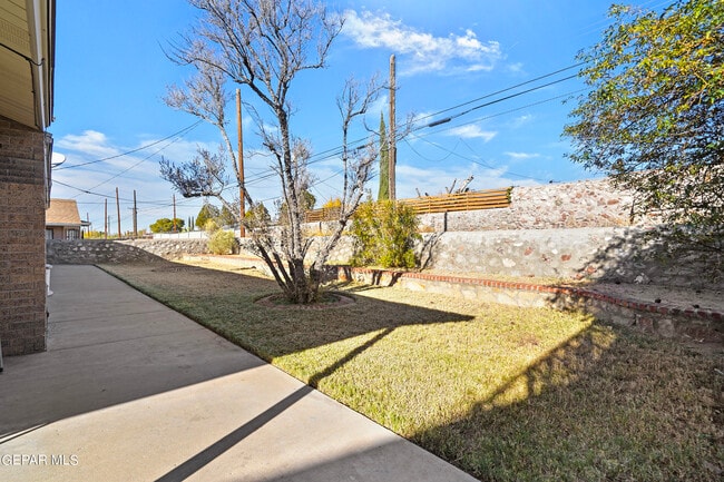 Building Photo - 208 Vista Bonita St
