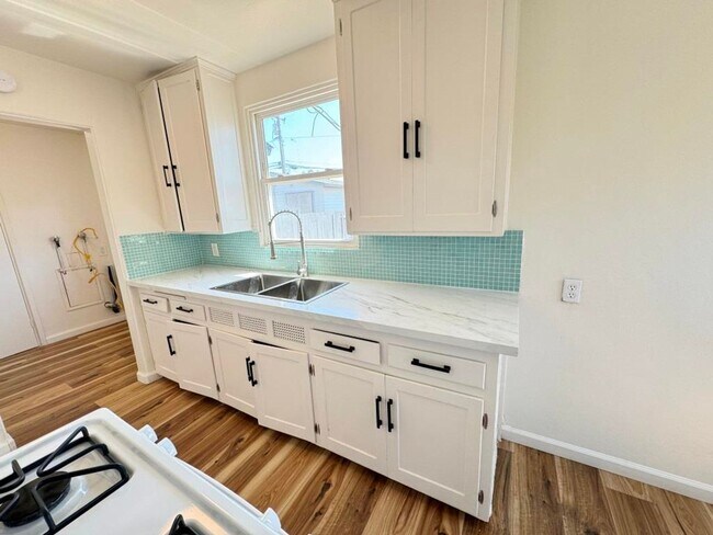 Building Photo - 215-219 Church Ave