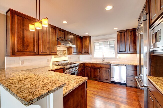 Building Photo - 2bd/2.25ba Seattle Townhome