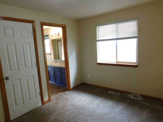 Building Photo - 2Bd/1.5Ba Single Story House - Available to View!