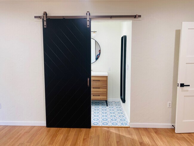 Building Photo - 6004 Lindley Ave