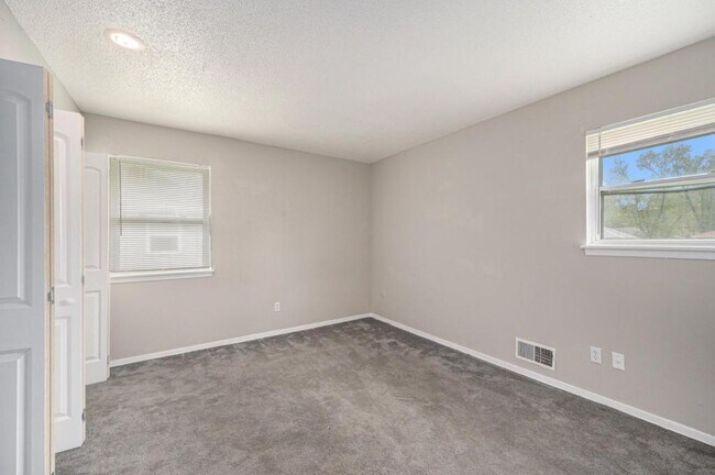 Building Photo - 221 N Oak Dr