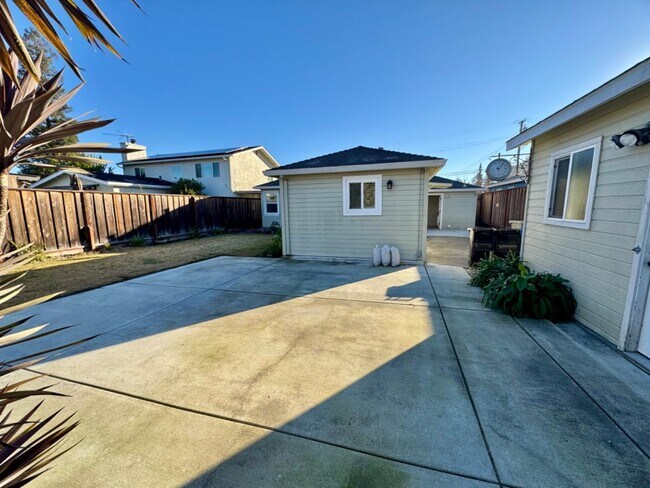 Building Photo - 1709 Guadalupe Ave