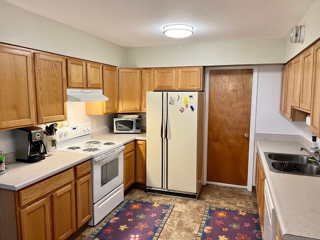 Building Photo - Downtown Furnished Two Bed Unit in Duplex-...