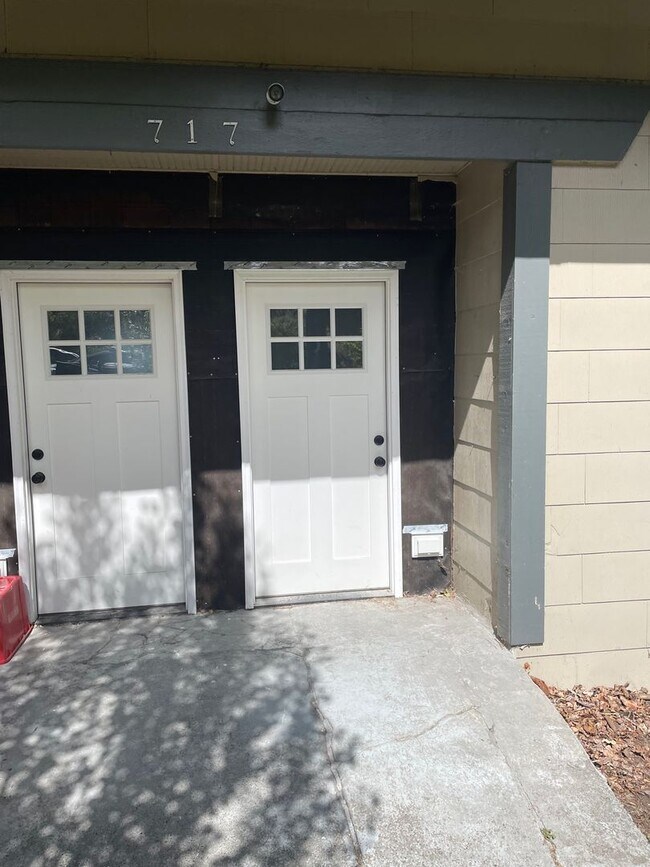 Building Photo - 717 N Forest St