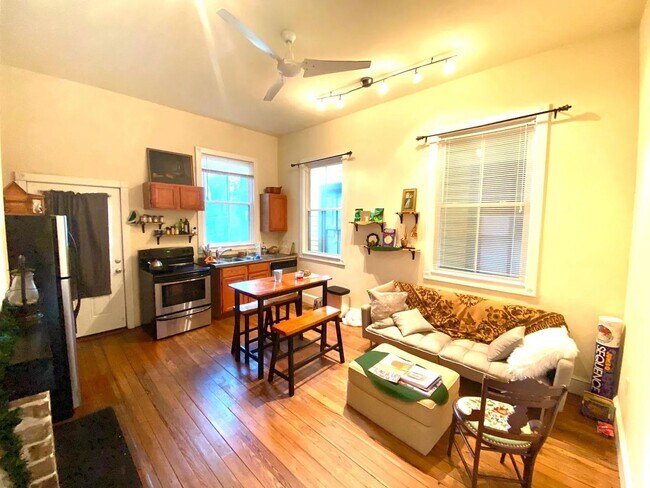 Building Photo - 211 W 38th St